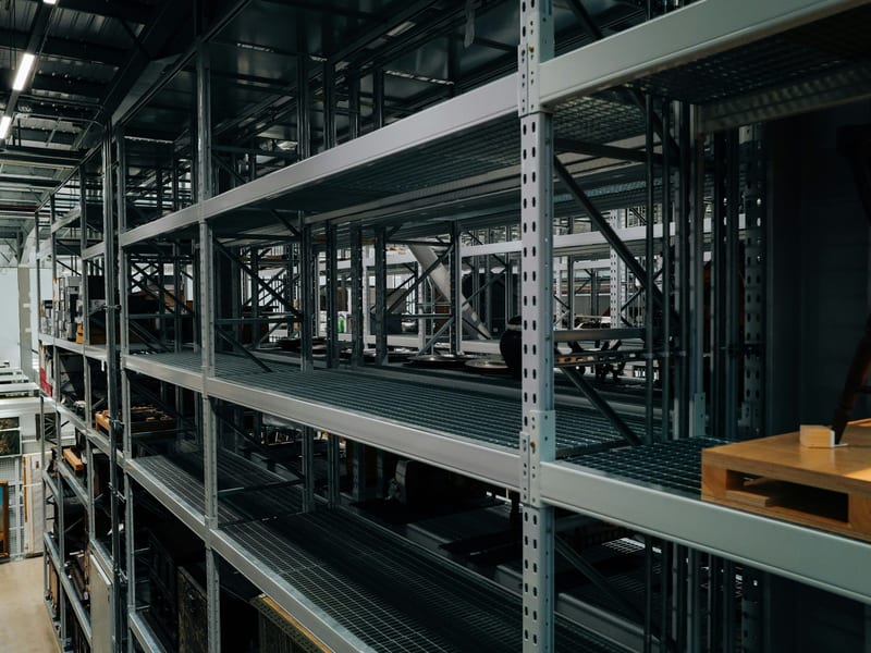 Étagères industrielles emplies de classeurs et de dossiers techniques
