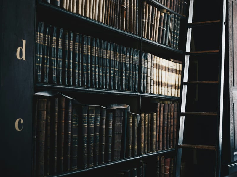 Bibliothèque sombre rangée d'ouvrages juridiques et normatifs