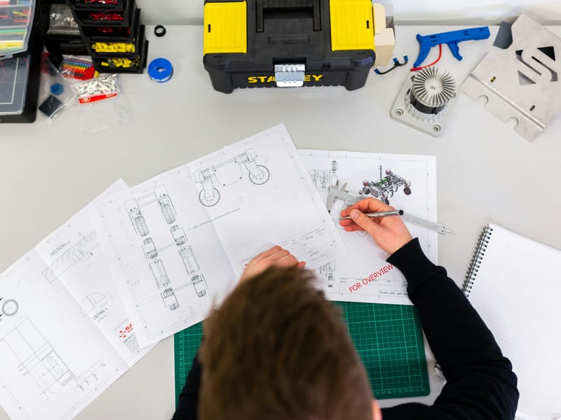 Document technique annoté à la main, gros plan sur des schémas
