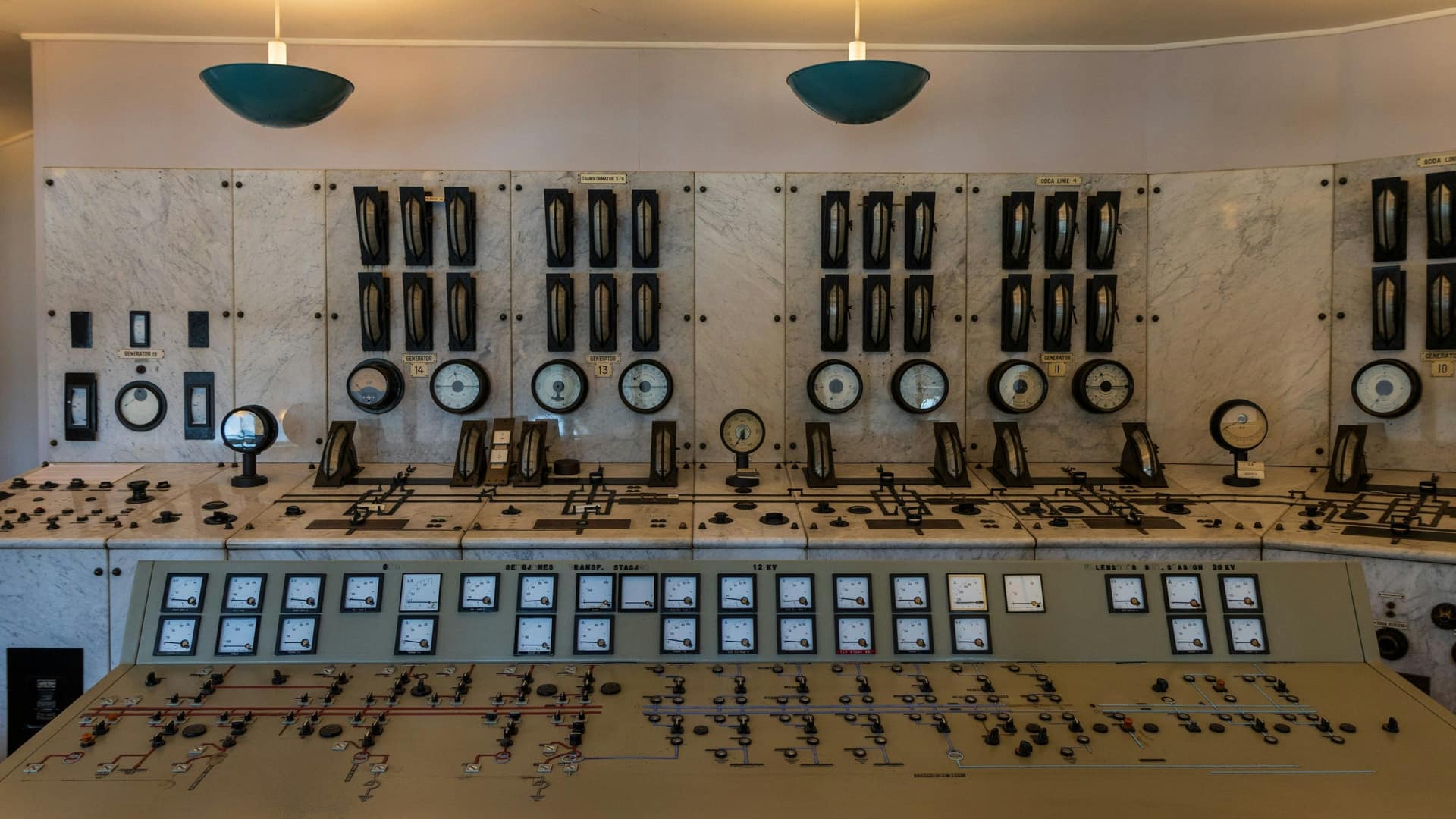 Salle de contrôle industrielle moderne avec écrans de supervision et postes de pilotage