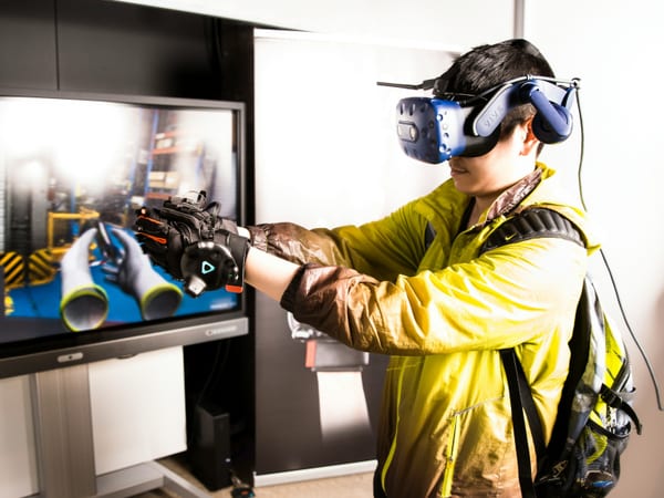 Opérateur en veste de signalisation équipé de lunettes connectées