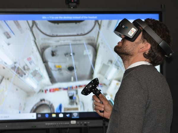 Casque de réalité mixte de profil, en gros plan