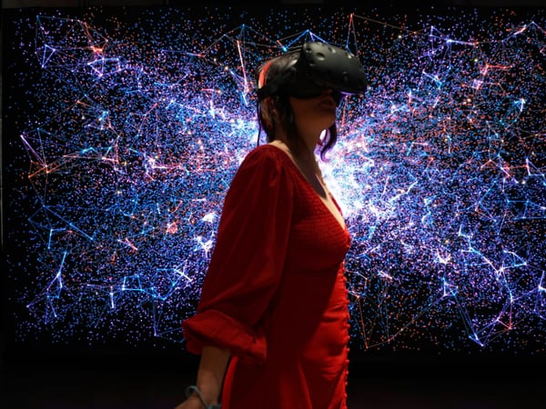 Personne équipée d'un casque de réalité virtuelle en immersion